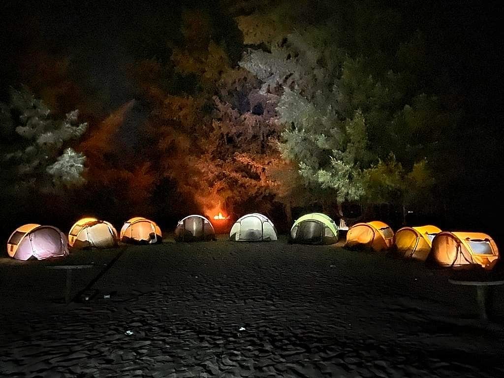 কক্সবাজারের মহেশখালী উপজেলার সোনাদিয়া দ্বীপে তাঁবু টাঙিয়ে রাত্রিযাপন করেন অনেকে। তবে পর্যটকদের নিরাপত্তার স্বার্থে সেটা নিষিদ্ধ ঘোষণা করা হয়েছে