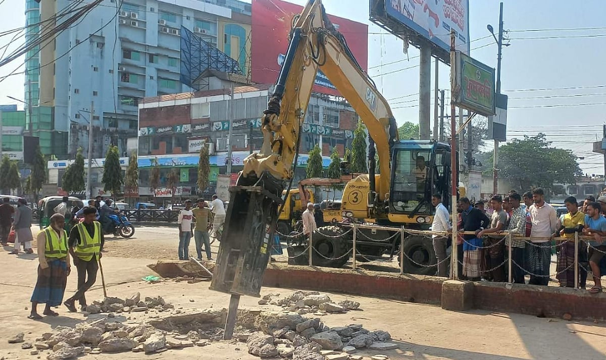 বুধবার সিলেট নগরের সোবহানীঘাট এলাকায় উচ্ছেদ অভিযান চালায় সিটি করপোরেশন। সিটি মেয়র আরিফুল হক চৌধুরীর নেতৃত্বে সকালে অভিযান শুরু হয়