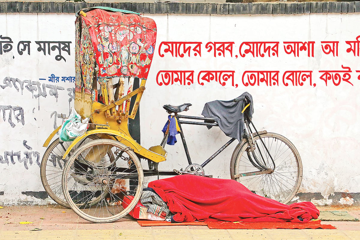 আগের রাতে ১২টা পর্যন্ত রিকশা চালিয়েছেন। চেয়েছিলেন সকালে উঠে আবার বেরোতে। কিন্তু শীতের এমনই কামড় যে প্যাডেল মারা দুঃসাধ্য। অগত্যা রিকশার গদিকে বালিশ বানিয়ে কম্বল গায়ে শুয়ে আছেন রিকশাচালক আবদুল করিম (৫৫)। গতকাল সকাল সাড়ে নয়টায়, রাজধানীর কেন্দ্রীয় শহীদ মিনার এলাকায়