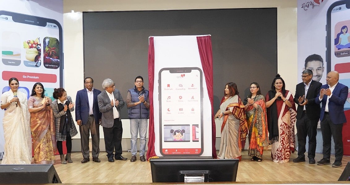 মনের বন্ধু অ্যাপ উদ্বোধন করার পর আইসিটি প্রতিমন্ত্রী জুনাইদ আহ্‌মেদ ও অতিথিরা