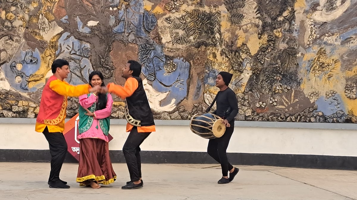 নাট্যকার মলয় ভৌমিকের ‘সুনাগরিকের সন্ধানে’ নাটকের একটি দৃশ্য