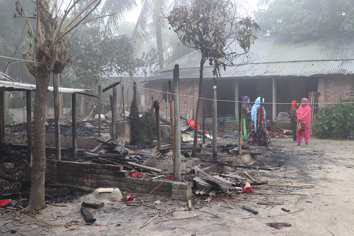 খুনের ঘটনার পর অভিযুক্ত ব্যক্তিদের বসতবাড়িতে ভাঙচুর ও আগুন দেওয়া হয়েছে। আজ রোববার সকালে মাগুরা সদর উপজেলার কাঞ্চনপুর গ্রামে