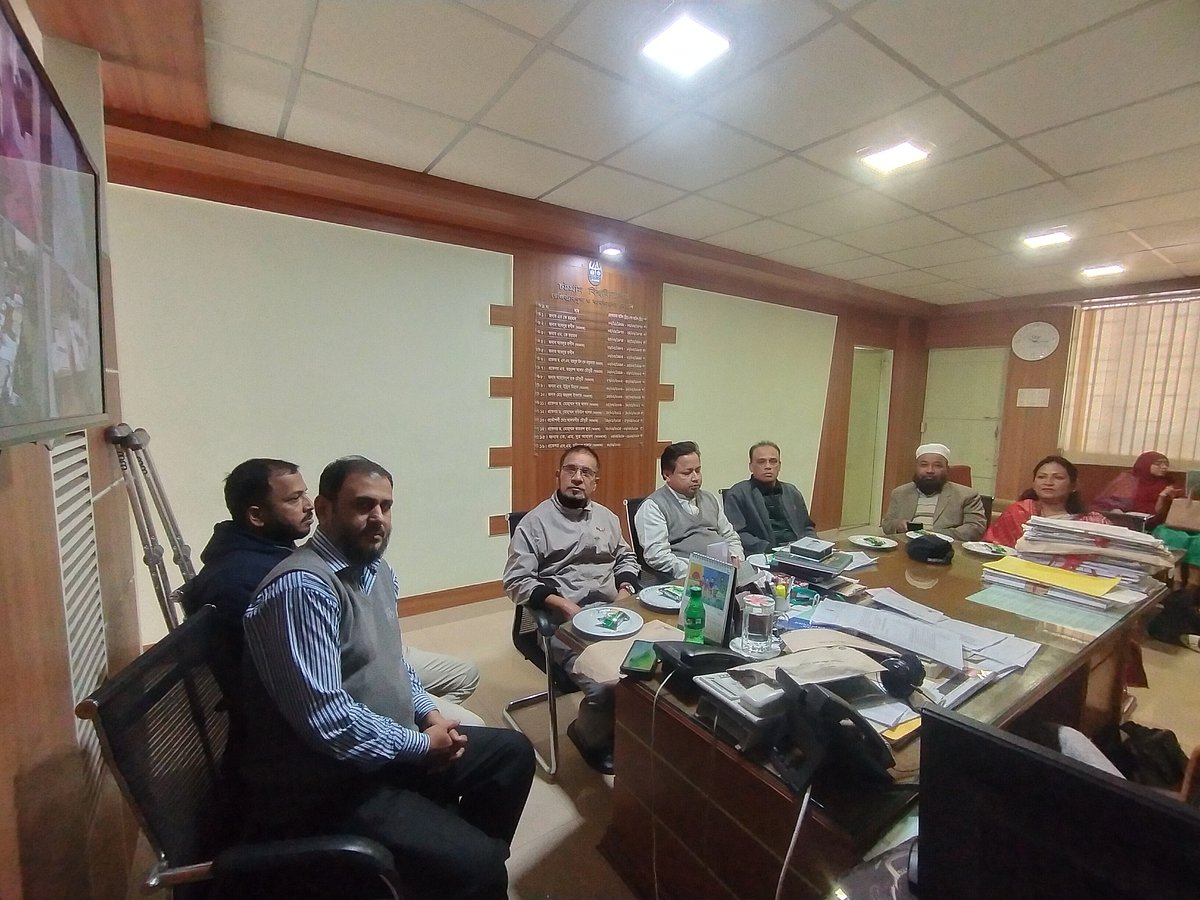 চবির রেজিস্ট্রারের কার্যালয়ে অবস্থান নিয়েছেন বিশ্ববিদ্যালয়ের অফিসার সমিতির নেতারা। আজ রোববার বেলা একটায়