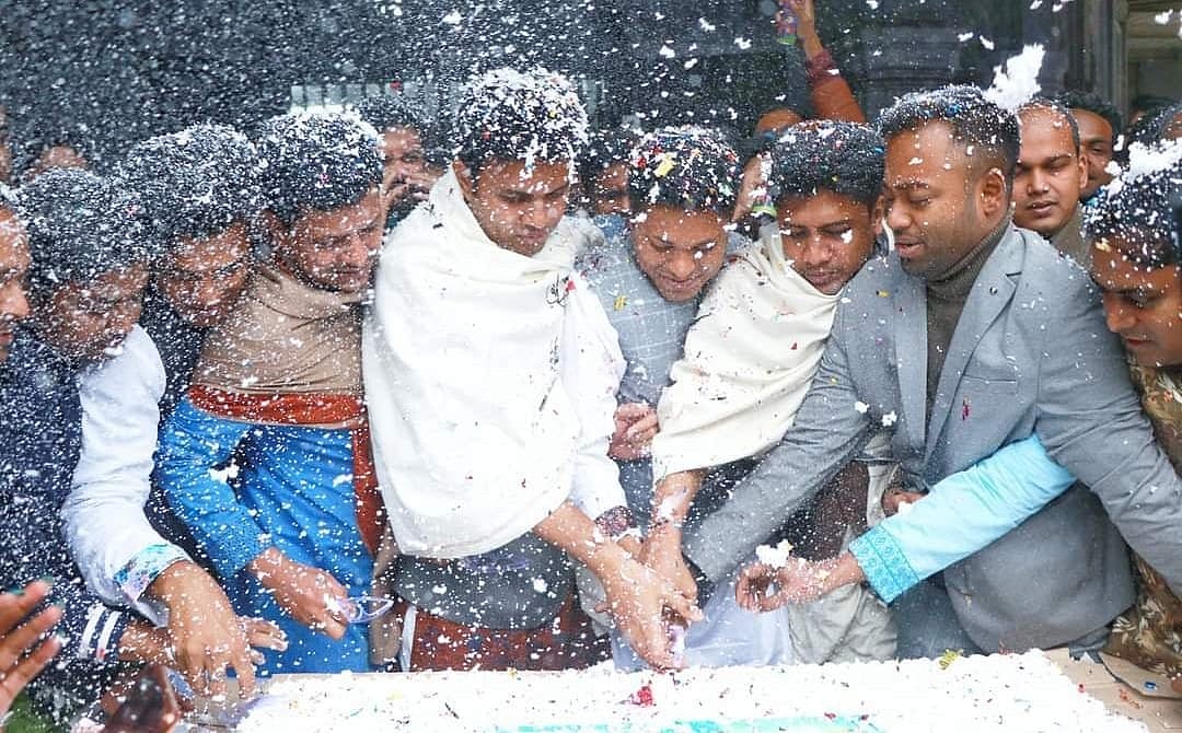 প্রতিষ্ঠাবার্ষিকী উপলক্ষে কেক কাটে ছাত্রলীগ