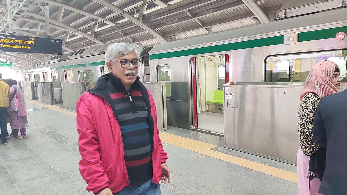 মেট্রোরেল স্টেশনে আনিসুল হক
