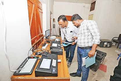 ইভিএম পরীক্ষা করে দেখছেন নির্বাচনসংশ্লিষ্ট কর্মকর্তারা। গতকাল ব্রাহ্মণবাড়িয়ার সরাইলের একটি কেন্দ্রে