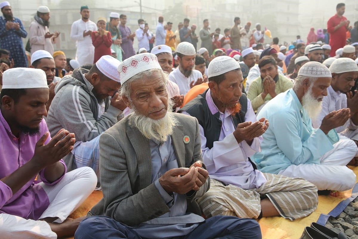 আখেরি মোনাজাতে বিভিন্ন বয়সের মানুষ অংশ নেন। আজ রোববার সকালে টঙ্গী রেলস্টেশন এলাকায়