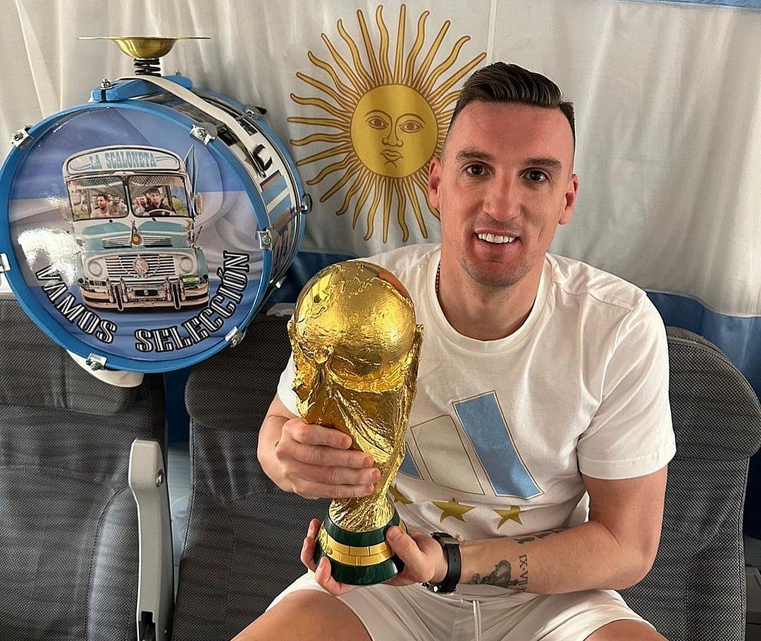 বিশ্বকাপ ট্রফি হাতে আরমানি