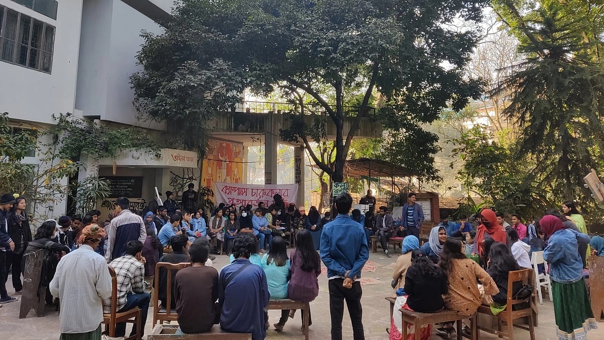 চট্টগ্রাম বিশ্ববিদ্যালয়ের চারুকলা ইনস্টিটিউটের মূল ফটকে তালা দিয়ে শিক্ষার্থীরা পুনরায় অবরোধ শুরু করেছেন