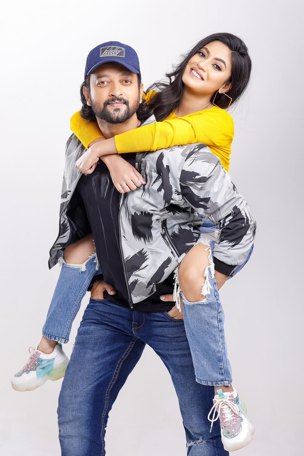 ‘প্রেমকাব্য’ ছবিতে প্রথমবারের মতো জুটি বাঁধতে চলেছেন সাইমন সাদিক ও মৌ খান