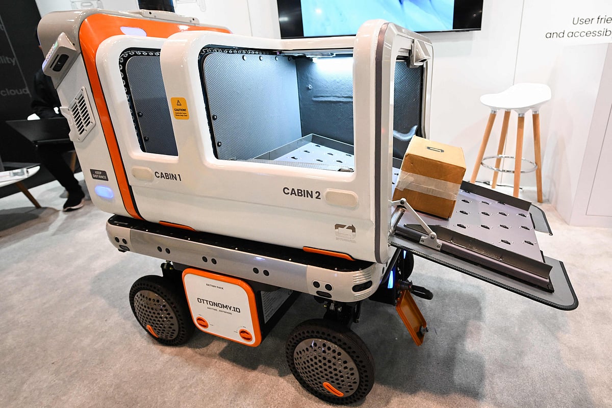 ক্রেতা কাজে ব্যস্ত থাকলে নির্দিষ্ট স্থানে পণ্য রেখে আসতে পারে এই রোবট