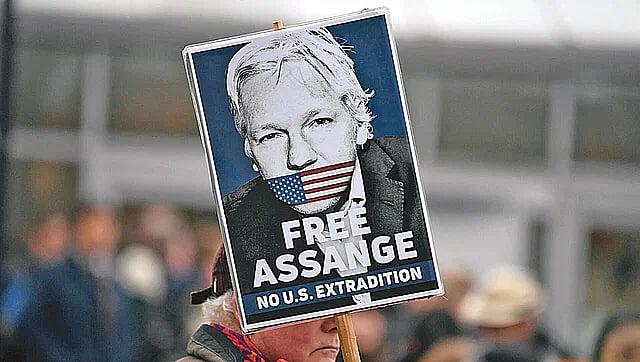 সংবাদমাধ্যমসহ বিশ্বজুড়ে বিভিন্ন মহল থেকে জুলিয়ান অ্যাসাঞ্জের মুক্তির দাবি তোলা হয়েছে
