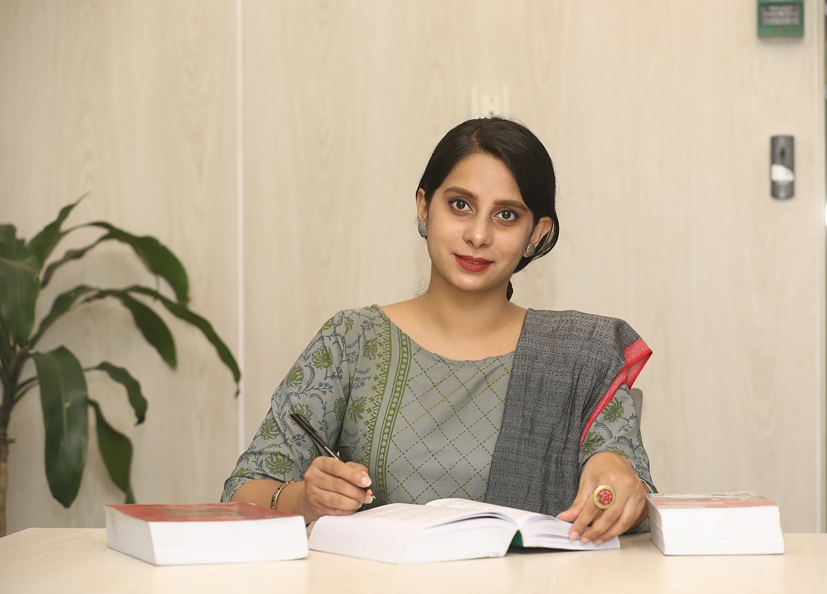 মডেল: বৃষ্টি