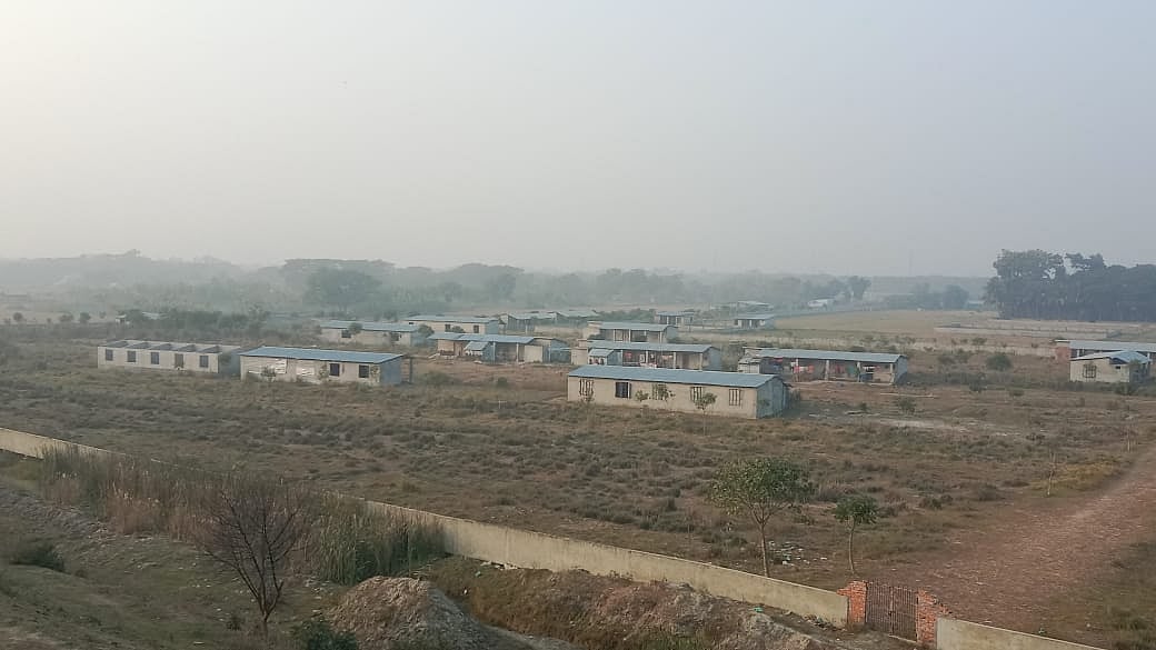 খুলনা সিটি বাইপাস সড়কের লবণচরা থানা এলাকায় আধা–পাকা ১২টি ঘর নির্মাণ করেন ২৪ নম্বর ওয়ার্ড আওয়ামী লীগের উপদেষ্টা শেখ আবেদ আলী