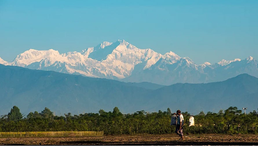 এই অনুভূতি ঝকঝকে রোদেলা শীতের এক সকালে কাঞ্চনজঙ্ঘা দেখেও আসতে পারে