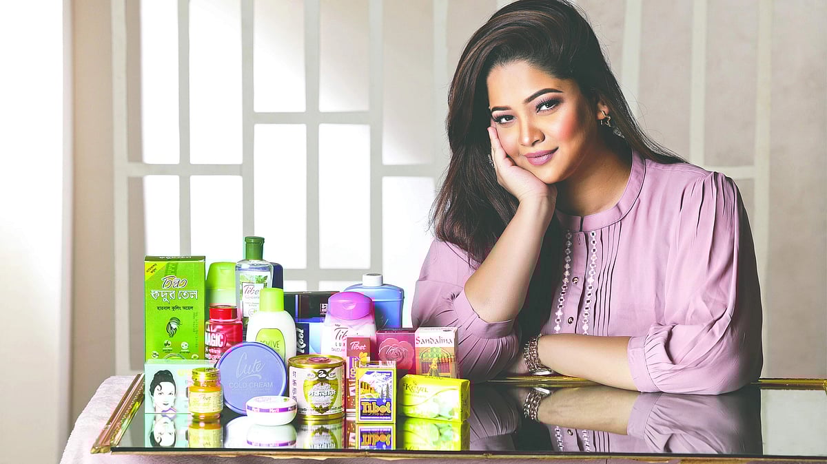 সাবান, শ্যাম্পু, কন্ডিশনার, তেল, লোশন, ক্রিম, সুগন্ধি, পেট্রোলিয়াম জেলি, ট্যালকম পাউডার ইত্যাদি আছে আমাদের প্রসাধনীতে।