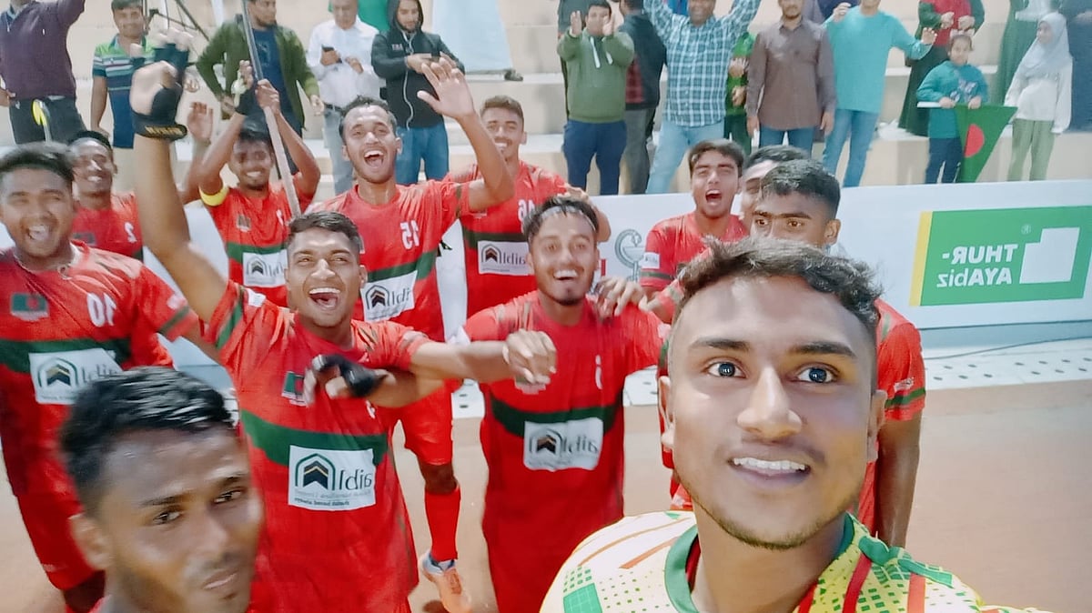 শ্রীলঙ্কাকে হারানোর পর খেলোয়াড়দের সেলফি