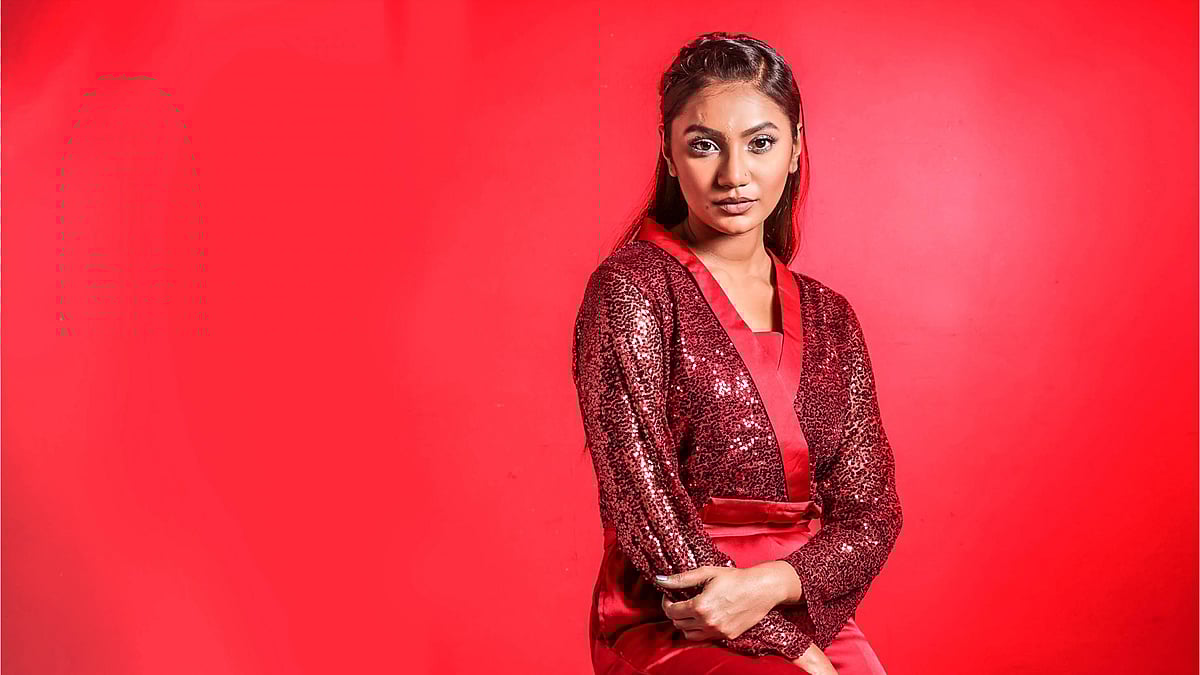 পুরো পোশাকে বা একাংশে এখন প্রাধান্য পাচ্ছে চুমকি।