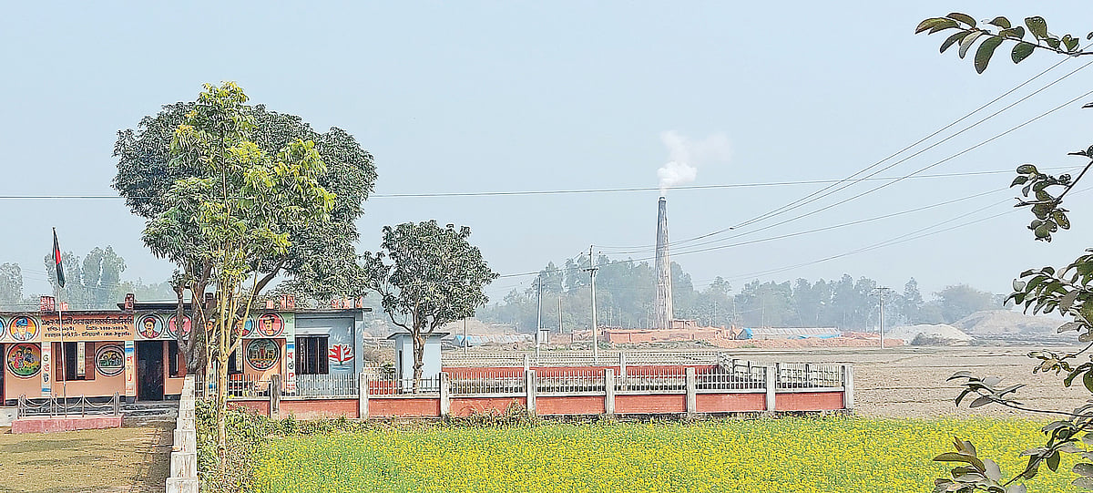 সরকারি প্রাথমিক বিদ্যালয়ের পাশে চলছে কেয়া-১ নামের ইটভাটার কার্যক্রম। গতকাল বালিয়াডাঙ্গী উপজেলার বারোঢালী সোনাডাঙ্গা এলাকায়