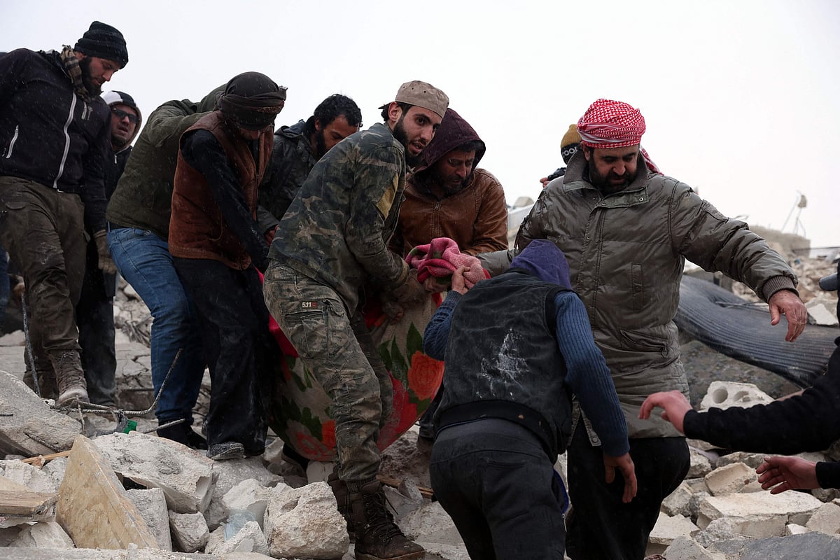 ধ্বংসস্তূপের নিচে আটকে পড়া ব্যক্তিদের উদ্ধারে জোর তৎপরতা চলছে। ইদলিব, সিরিয়া