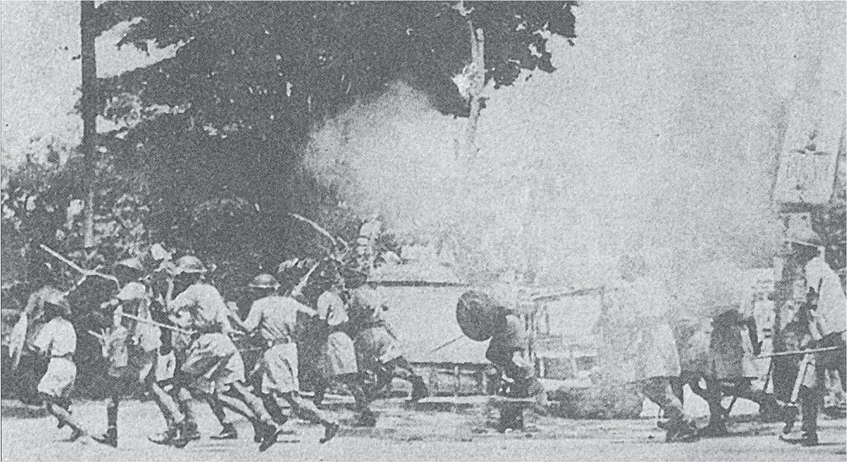 ১৯৫৩ সালের ২১ ফেব্রুয়ারি ঢাকা বিশ্ববিদ্যালয় এলাকায় ছাত্রদের মিছিলের ওপর পুলিশের নির্বিচার হামলা