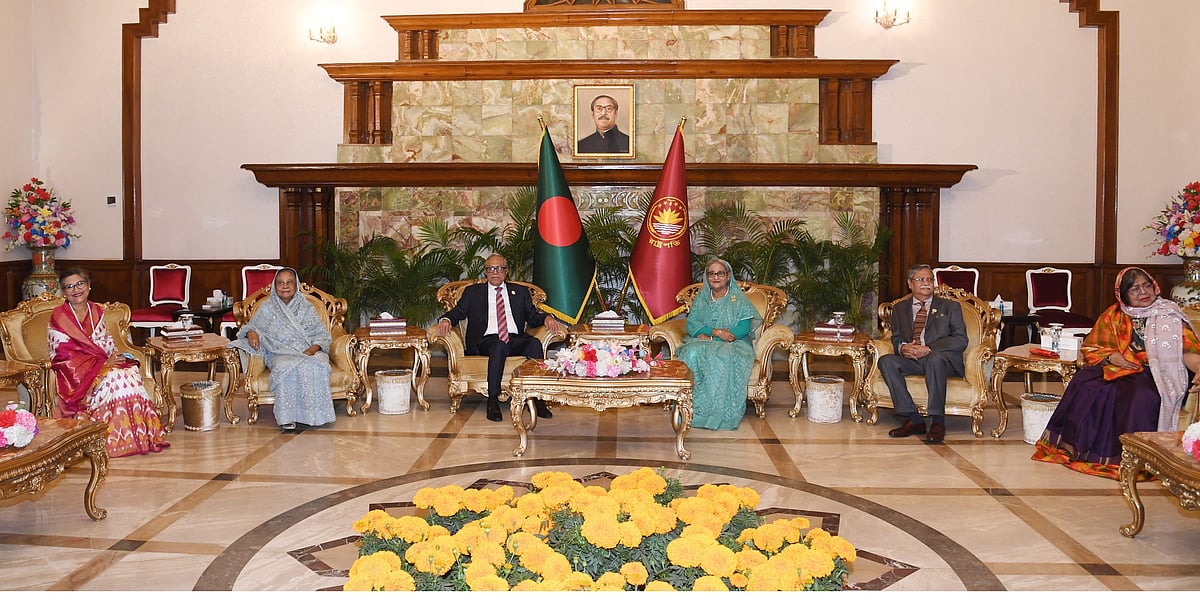 রাষ্ট্রপতি মো. আবদুল হামিদের সঙ্গে প্রধানমন্ত্রী শেখ হাসিনা ও দেশের ২২তম রাষ্ট্রপতি হিসেবে নির্বাচিত মো. সাহাবুদ্দিন সৌজন্য সাক্ষাৎ করেছেন। সাক্ষাৎকালে রাষ্ট্রপতি আবদুল হামিদের সহধর্মিণী রাশিদা খানম, জাতির পিতা বঙ্গবন্ধু শেখ মুজিবুর রহমানের ছোট কন্যা শেখ রেহানা, নবনির্বাচিত রাষ্ট্রপতির স্ত্রী রেবেকা সুলতানা উপস্থিত ছিলেন