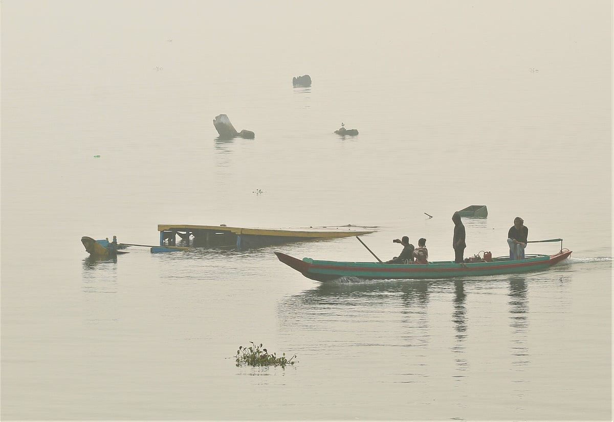 গাছের গুঁড়ির সঙ্গে ধাক্কা লেগে ডুবে যাওয়া নৌকা। আজ মঙ্গলবার সকাল ১০টায় রাঙামাটির জেলা প্রশাসকের বাসভবন এলাকায়