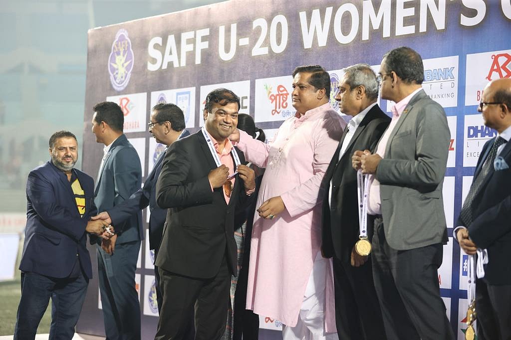 সাফ অনূর্ধ্ব-২০ ফুটবলে চ্যাম্পিয়ন হওয়ার পর বাংলাদেশ দলের গোলকিপিং কোচ মাসুদ আহমেদ মঞ্চে উঠে পদক নিতে পারেননি