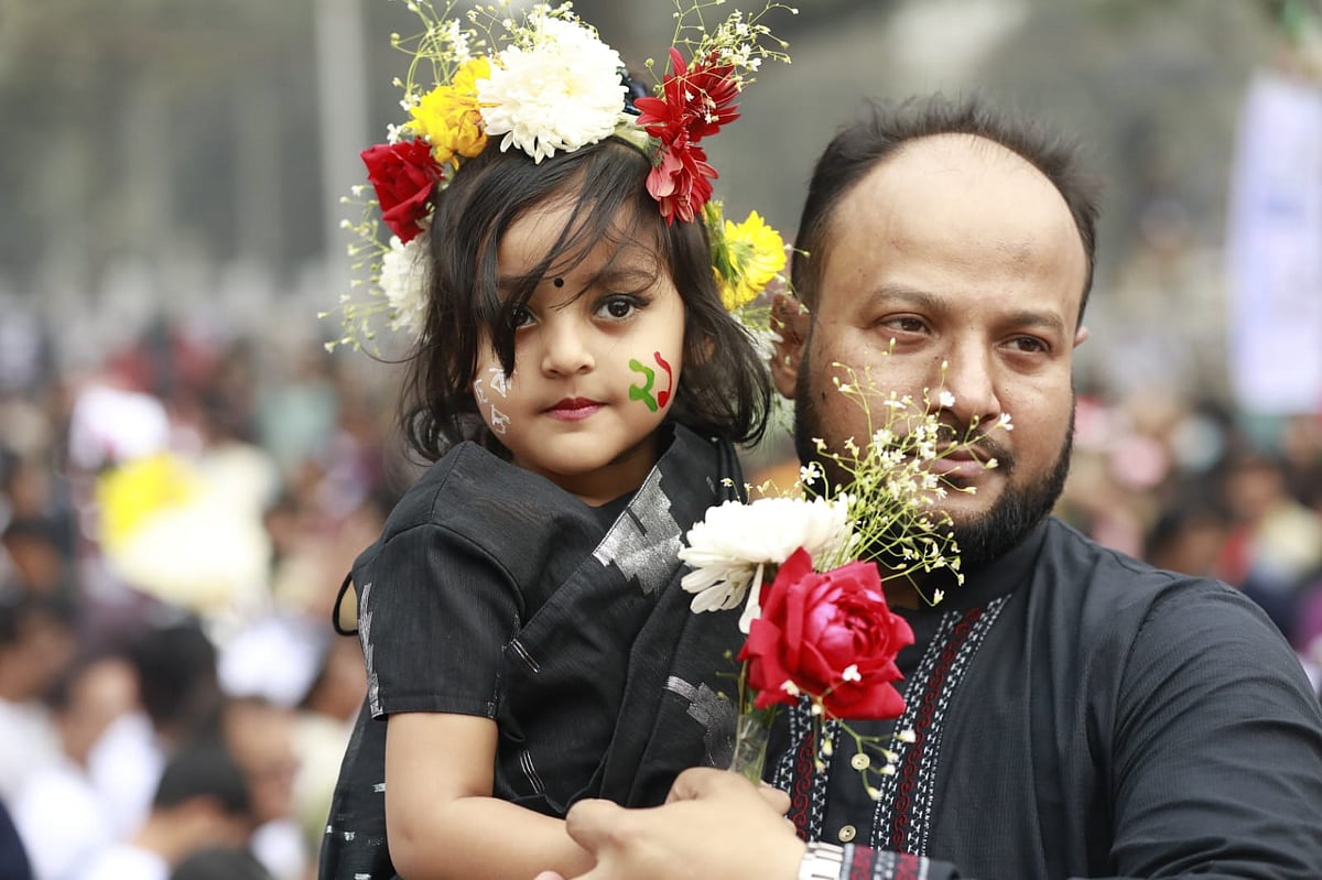 বাবার কোলে চড়ে কেন্দ্রীয় শহীদ মিনারে ভাষাশহীদদের প্রতি শ্রদ্ধা জানাতে এসেছে শিশুটি