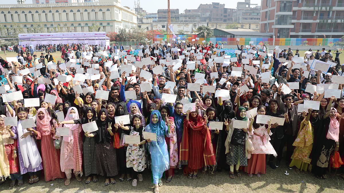 নারায়ণগঞ্জের দুই সহস্রাধিক কৃতী শিক্ষার্থী নিবন্ধনের মাধ্যমে সংবর্ধনা উৎসবে অংশ নিচ্ছে। আজ শুক্রবার নগরের শেখ রাসেল নগর পার্ক খেলার মাঠে