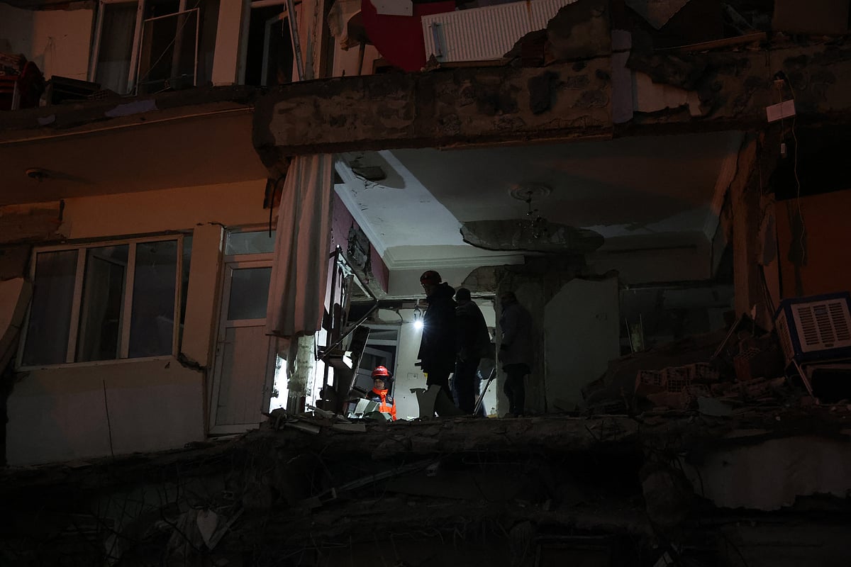 তুরস্কের কাহরামানমারাস শহরে বিধ্বস্ত একটি ভবনে উদ্ধারকাজ চলছে