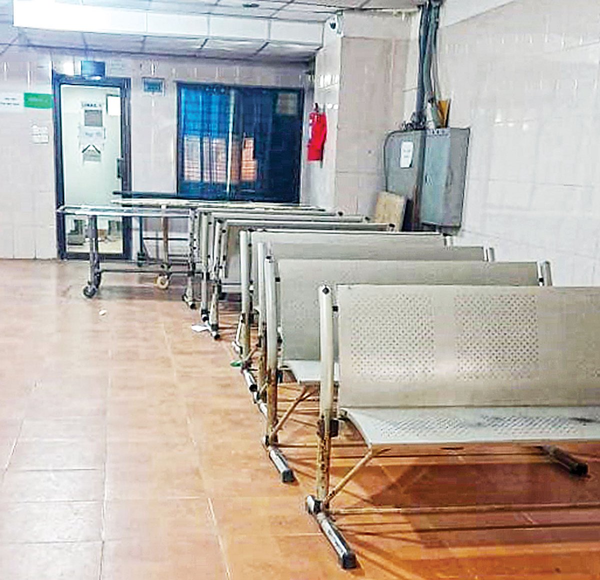 এ জায়গায় সাধারণত রোগীর ভিড় থাকে। রেডিওথেরাপির যন্ত্র নষ্ট থাকায় গতকাল একজন রোগীও ছিল না। রাজধানীর মহাখালীতে জাতীয় ক্যানসার হাসপাতালে