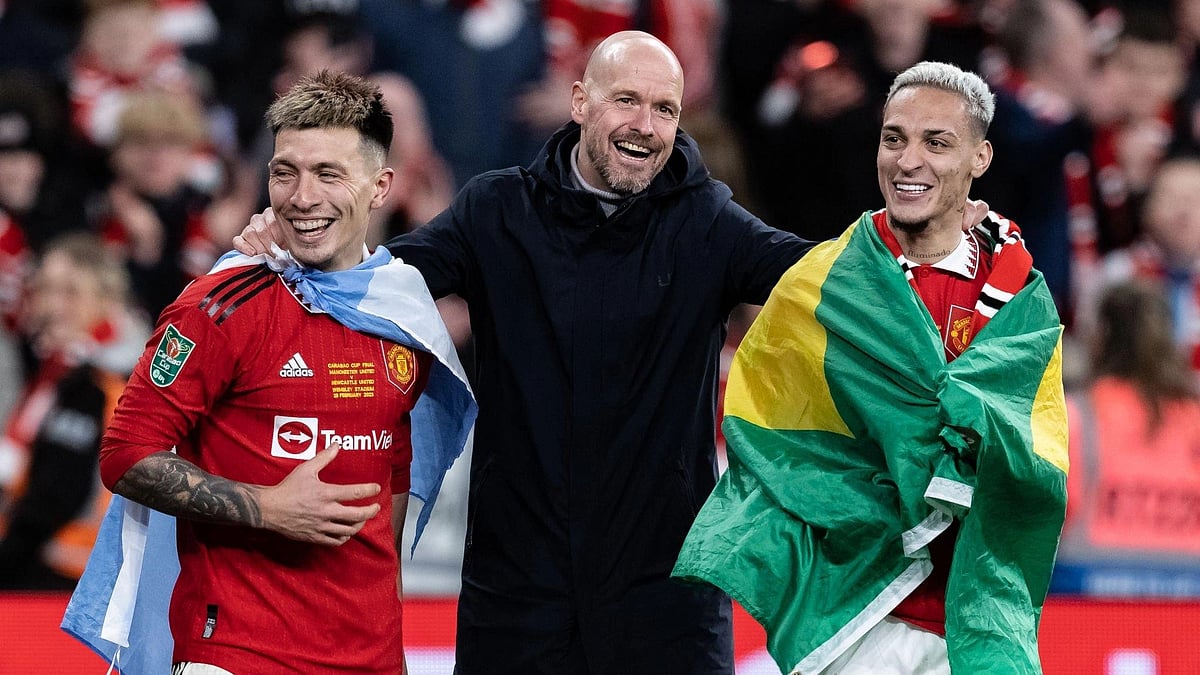 লিসান্দ্রো মার্তিনেজ ও আন্তোনির সঙ্গে হাস্যোজ্জ্বল এরিক টেন হাগ। গত রাতে ওয়েম্বলি স্টেডিয়ামে