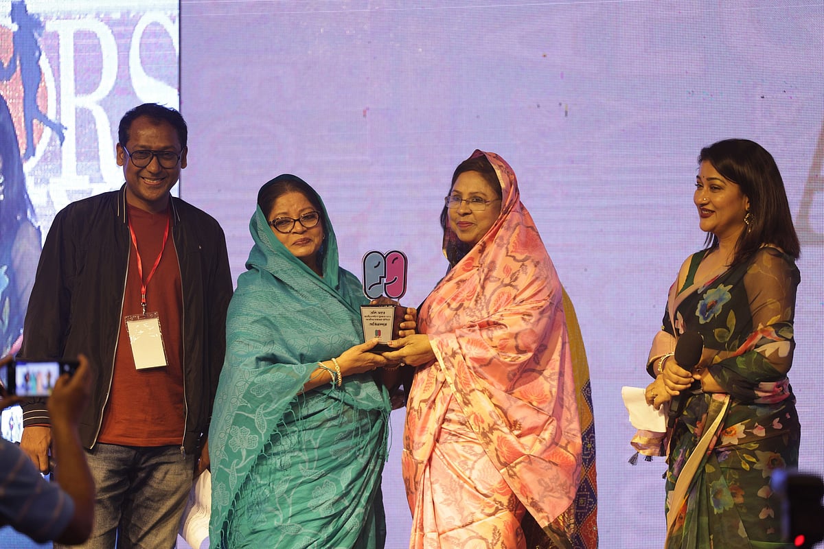 ডলি জহুরকে সম্মাননা জানানোর জন্য মঞ্চে আসার আহ্বান জানানো হয়। তাঁর হাতে পুরস্কার তুলে দেন সংসদ সদস্য মেহের আফরোজ চুমকি। প্রতিক্রিয়া জানাতে গিয়ে কান্নায় ভেঙে পড়েন তিনি