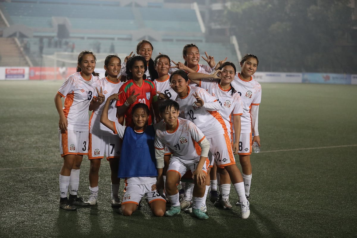 কাল ম্যাচের পর ভুটানের খেলোয়াড়েরা ছবি তুলেছেন শামসুন্নাহারের সঙ্গে