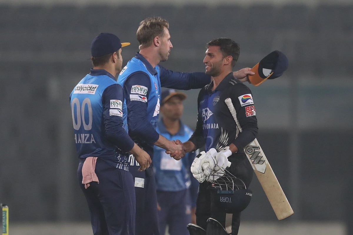 ম্যাচ শেষে দুই দলের খেলোয়াড়দের শুভেচ্ছা বিনিময়