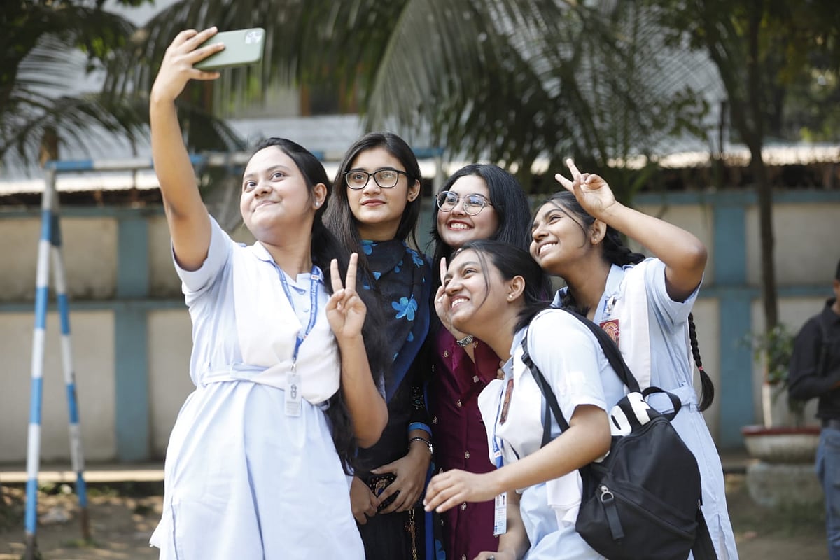 ফল প্রকাশের পর আনন্দ–উচ্ছ্বাসের মুহূর্ত ক্যামেরবন্দী করছেন কয়েকজন। ভিকারুননিসা নূন স্কুল অ্যান্ড কলেজ, ঢাকা