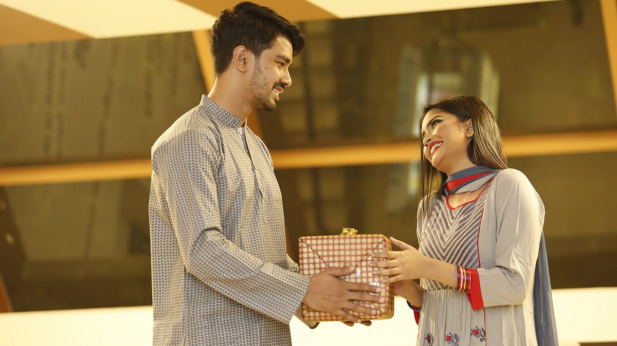 উপহারে প্রকাশ পাক ভালোবাসা