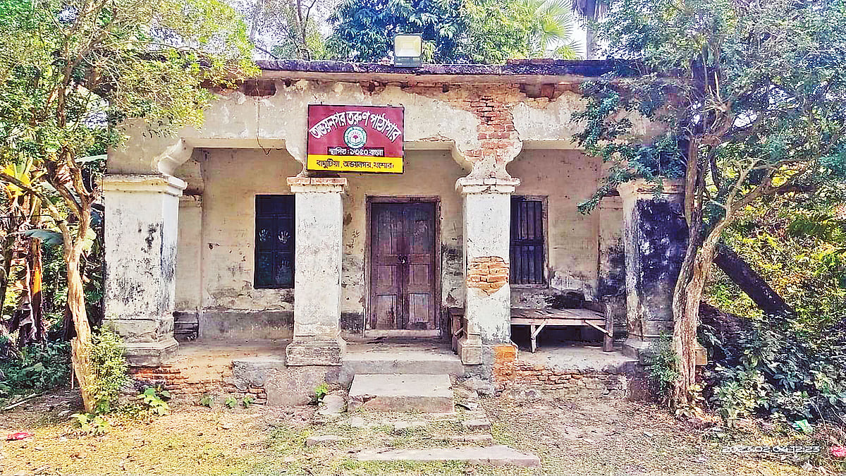 যশোরের অভয়নগর তরুণ পাঠাগার। গত শুক্রবার অভয়নগর উপজেলার অভয়নগর গ্রামে
