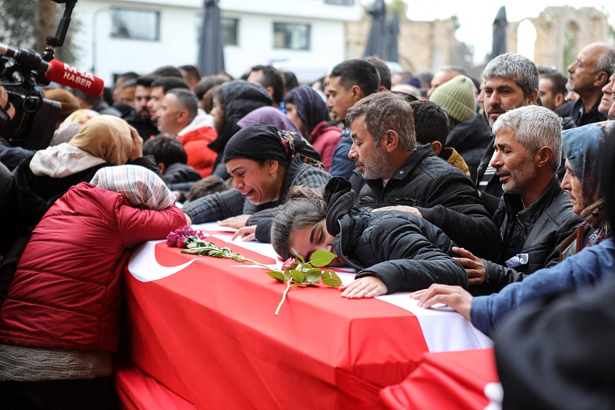 ভূমিকম্পে তুরস্কের আদিয়ামান শহরে একসঙ্গে মৃত্যু হয়েছে ১১ থেকে ১৪ বছর বয়সী দুই ডজন স্কুলশিক্ষার্থী, ১০ অভিভাবক ও একজন ভলিবল কোচের। সেই শিক্ষার্থীদের একজন শেষকৃত্যে স্বজনদের কান্না। তুরস্ক থেকে বেরিয়ে যাওয়া নর্দার্ন সাইপ্রাসের সিপ্রিয়ত এলাকার চিত্র