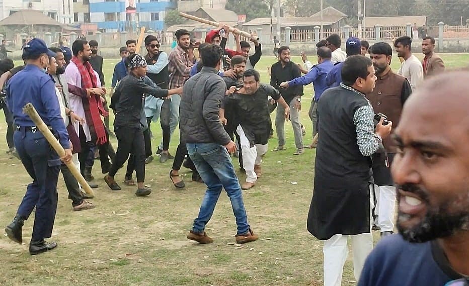 ভাষাশহীদদের শ্রদ্ধা জানাতে গিয়ে সংঘর্ষে জড়িয়ে পড়ে মানিকগঞ্জ জেলা শ্রমিক লীগের দুটি পক্ষ। এতে যোগ দেন যুবলীগ ও স্বেচ্ছাসেবক লীগের নেতা-কর্মীরা। আজ মঙ্গলবার সকাল ৯টার দিকে জেলা শহরে সরকারি উচ্চবিদ্যালয় মাঠে