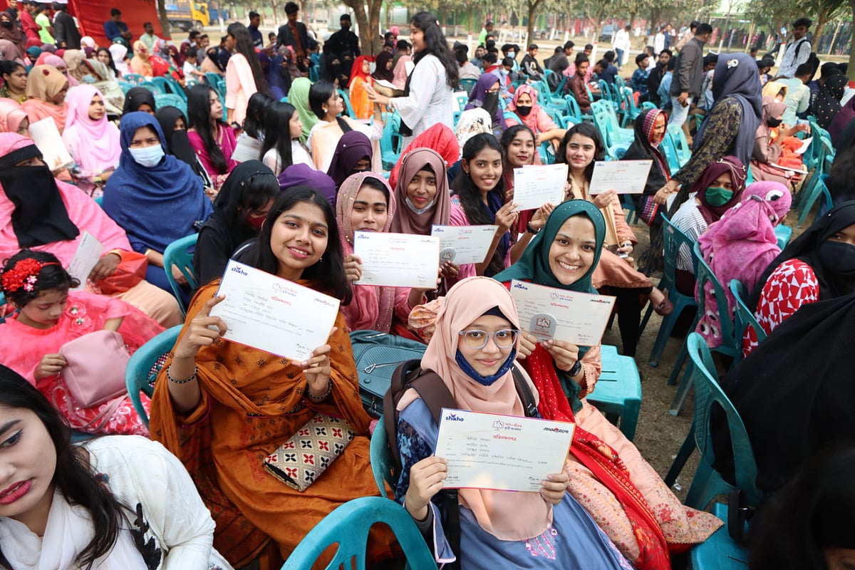 এসএসসি ও সমমানের পরীক্ষায় জিপিএ-৫ প্রাপ্ত কৃতী শিক্ষার্থীদের সংবর্ধনা অনুষ্ঠানে ক্রেস্ট ও সনদ হাতে শিক্ষার্থীদের বাঁধভাঙা আনন্দ উল্লাস। শনিবার সকালে ঝিনাইদহের জোহান ড্রিম ভ্যালি পার্ক অ্যান্ড রিসোর্টে