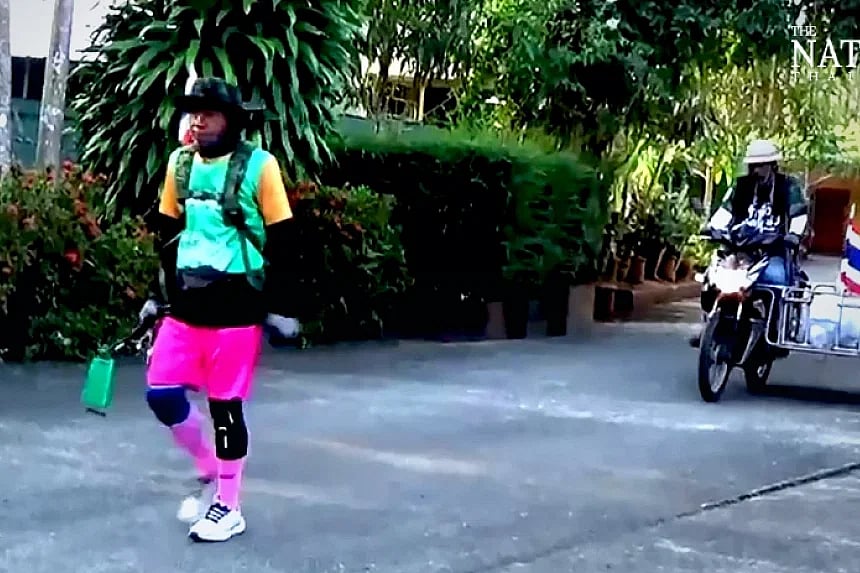 সুথেপ মাউই প্রমজিত প্রেমিকার কাছে পৌঁছাতে হাঁটছেন।