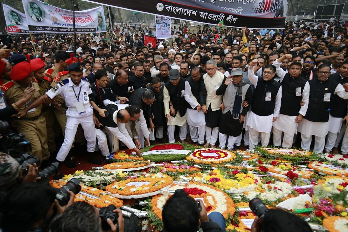 শহীদ মিনারে ফুল দিয়ে শ্রদ্ধা জানায় আওয়ামী লীগ