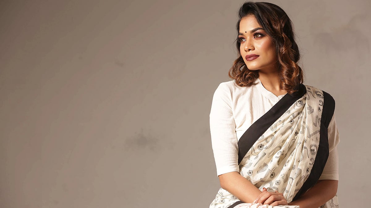 একুশের পোশাকে প্রাধান্য পায় সাদা–কালো রং