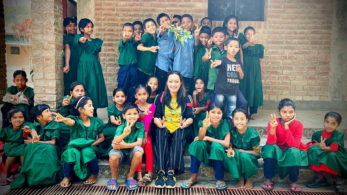 শিশু পল্লী প্লাসের বাসিন্দাদের সঙ্গে শিল্পী দিনা জামান