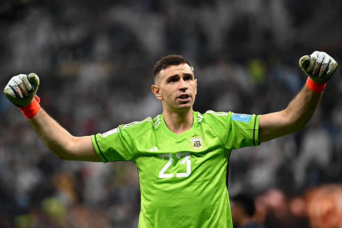 কাতার বিশ্বকাপের ফাইনালে একাধিকবার আর্জেন্টিনার রক্ষণ দেয়াল হয়ে ওঠেন এমিলিয়ানো মার্তিনেজ