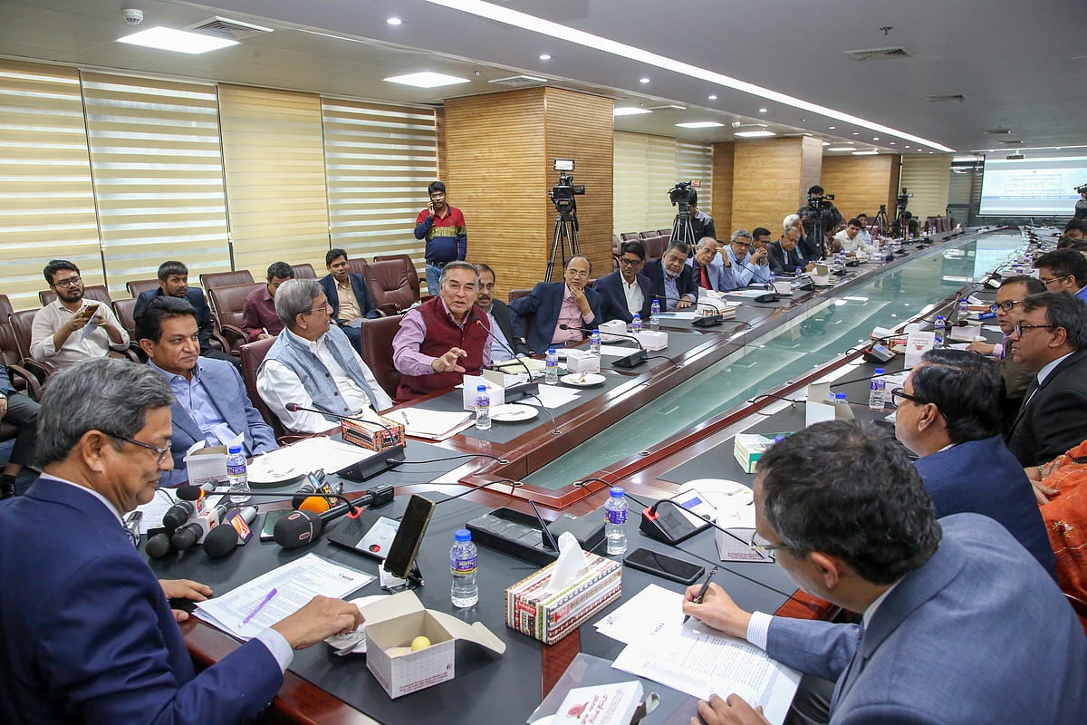 জাতীয় রাজস্ব বোর্ডের (এনবিআর) সঙ্গে  আগামী ২০২৩-২৪ অর্থবছরের প্রাক্‌-বাজেট আলোচনায় নোয়াব নেতারা। এতে সভাপতিত্ব করেন এনবিআর চেয়ারম্যান আবু হেনা মো. রহমাতুল মুনিম। আজ বৃহস্পতিবার রাজধানীর আগারগাঁওয়ে এনবিআরের নতুন কার্যালয়ে