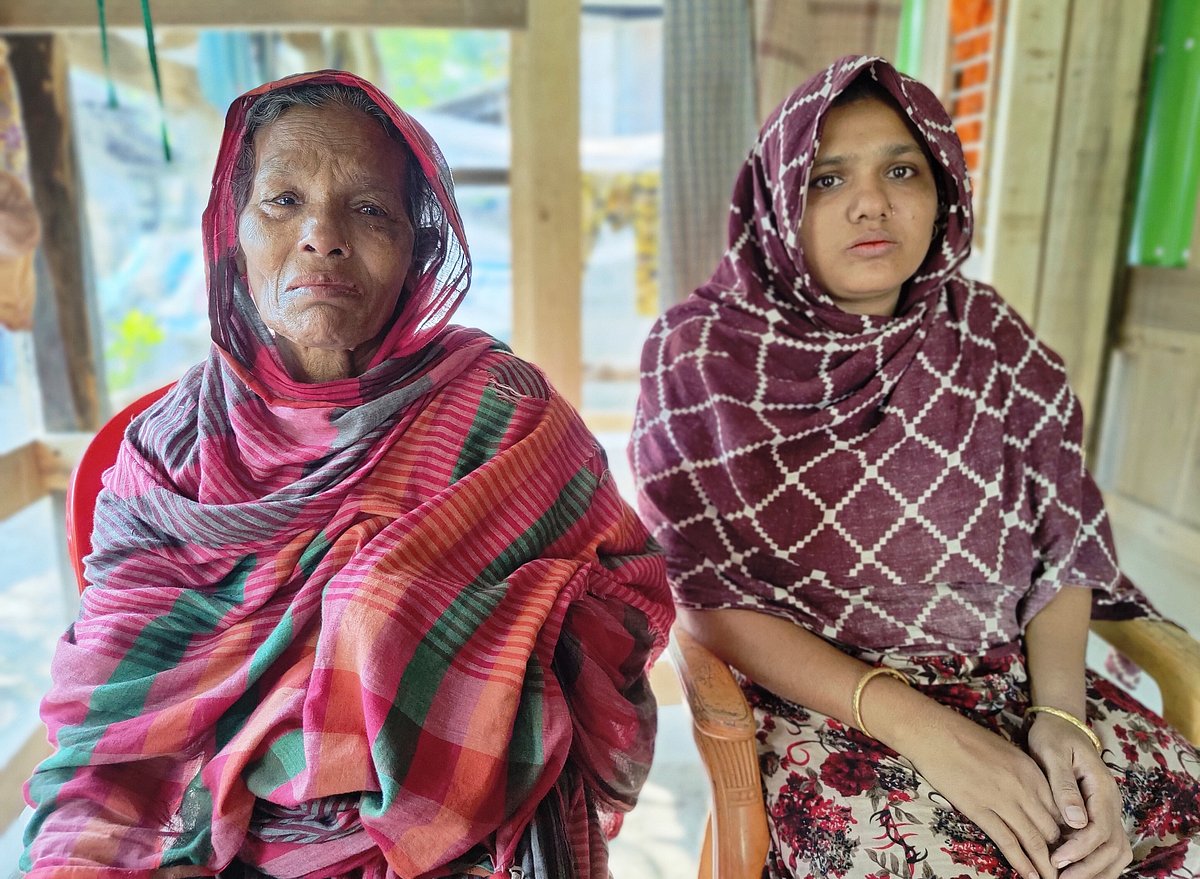 গত বছর বঙ্গোপসাগরে মাছ ধরতে গিয়ে মারা যাওয়া মহিদুল মোল্লার মা হাসিনা বেগম ও স্ত্রী মুর্শিদা বেগম