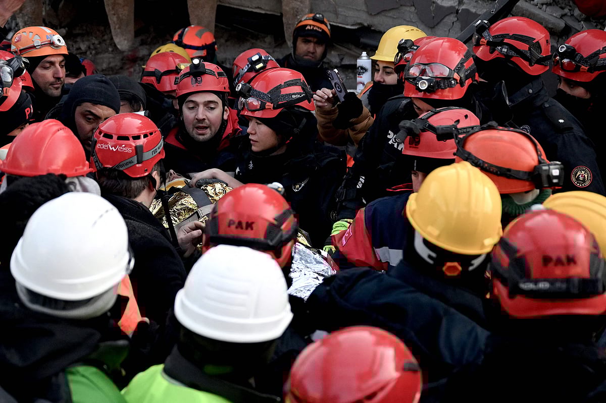 ভূমিকম্পের ধ্বংসস্তূপের নিচ থেকে একজনকে উদ্ধার করা হচ্ছে। কাহরামানমারাস, তুরস্ক